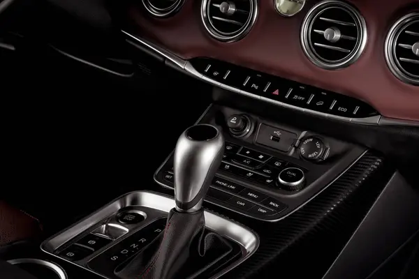 Modern bir arabada otomatik şanzıman için p konumuna bir vites çubuğu (park) yerleştir
