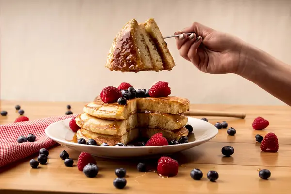 Lezzetli yaban mersinli pankek brunch, gastronomi
