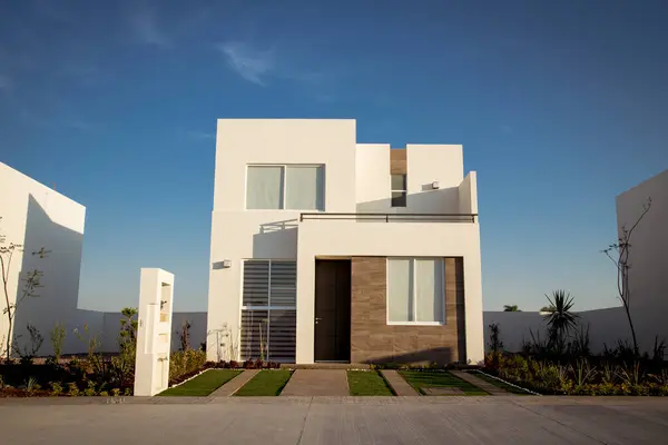 Minimalist mimarisi olan güzel bir ev, güneşli bir gün