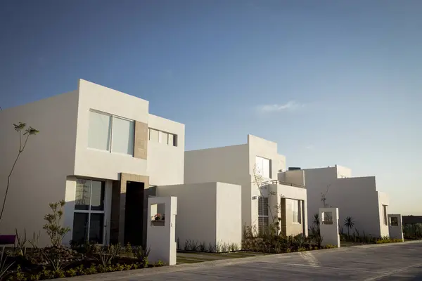 Yeni modern evler yaşamak için mükemmel, güneşli bir gün ve mavi gökyüzü