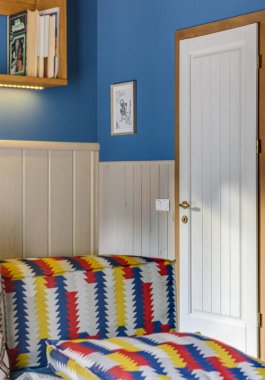 Etno dekorasyonlu bir köy evinin mavi iç mekanı. Yüksek kalite fotoğraf