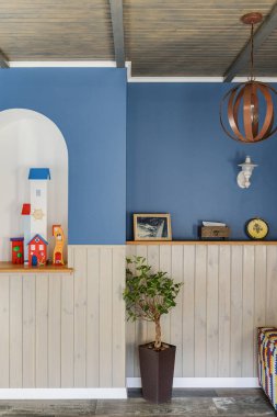 Etno dekorasyonlu bir köy evinin mavi iç mekanı. Yüksek kalite fotoğraf