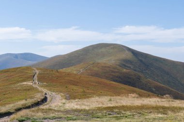 İnsansız manzara. Ukrayna Karpatlarının sonbahar dağları manzaralı dağ yolu. Yüksek kalite fotoğraf