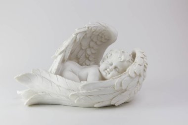 Beyaz melek büyük beyaz kanatlarda uyuyor. Yüksek kalite fotoğraf