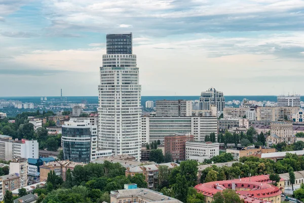 Kiev şehrinin tarihi eski binaları arasında Klovsky Descent adlı çok katlı büyük bir cam bina var. Yüksek kalite fotoğraf