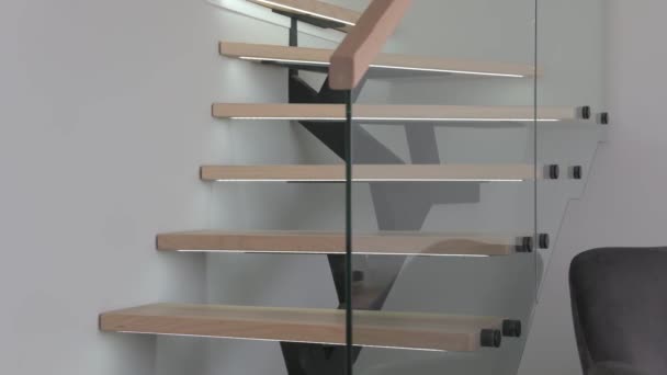 Aydınlatma Cam Korkuluklu Ahşap Merdivenleri Olan Modern Yüksek Teknoloji Merdiven — Stok video