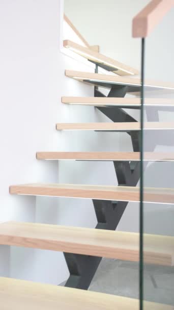 Escadaria Tech Moderna Com Degraus Madeira Com Iluminação Grades Vidro — Vídeo de Stock