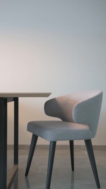 Une Chaise Grise Dresse Bord Une Table Dans Intérieur Style — Video