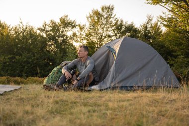 Huzurlu ve sakin bir kamp sahnesi bireysel olarak rahat bir çadırda dinleniyor.