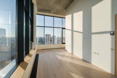 Bu şık apartman içinde modern tasarım unsurları sergilenen etkileyici zemin tavanı pencereleri var.