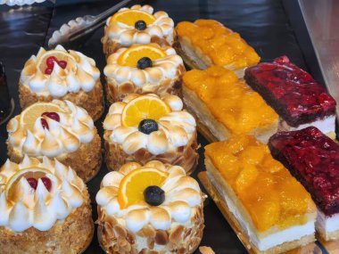 Fransa 'da bir mağaza vitrininde çeşitli meyveli kekler sergileniyor