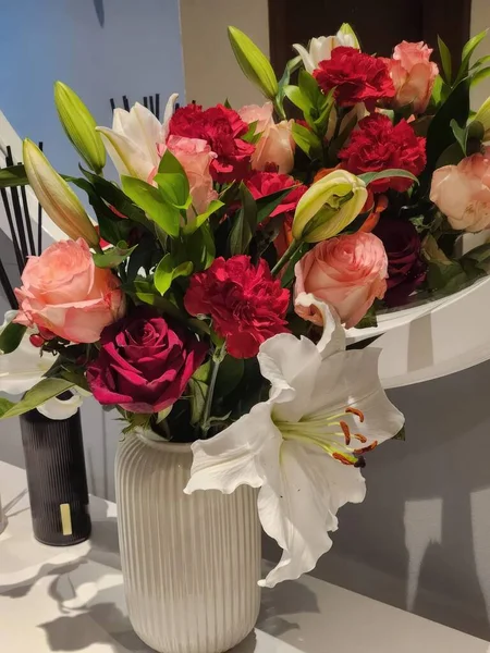 Bouquet Fleurs Dans Vase Sur Table — Photo