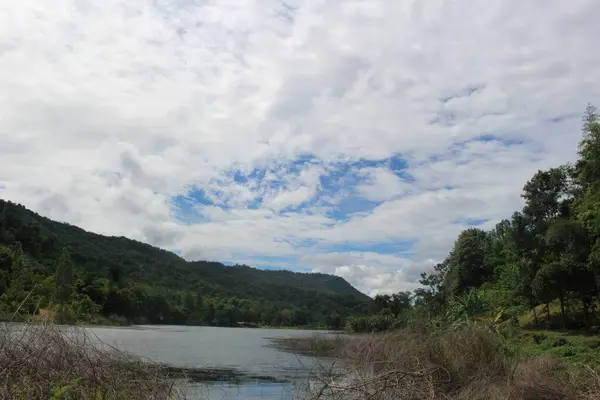 Rio Montanha Sob Céu Azul Com Nuvens Brancas Tailândia — Fotografia de Stock