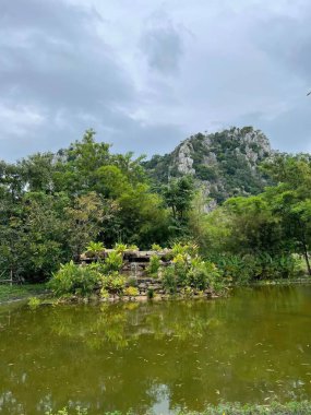 Mae Hong Son vilayetindeki parktaki göl manzarası, Tayland.