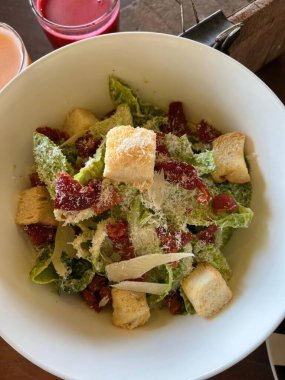 Kavurmalı Sezar salatası, kurutulmuş domates ve parmesan peyniri.