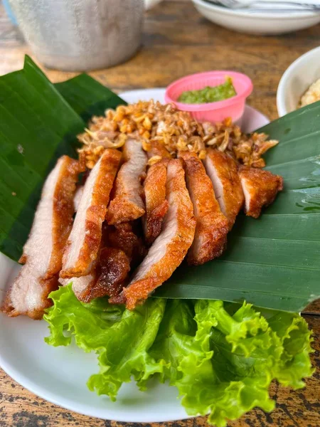 Daging Babi Panggang Dengan Nasi Dan Saus Meja Kayu Thailand — Stok Foto