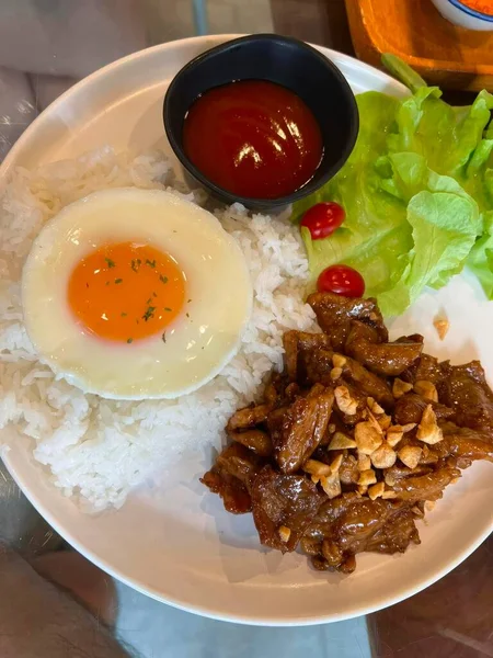 Ris Med Fläsk Och Stekt Ägg Thailändsk Mat — Stockfoto