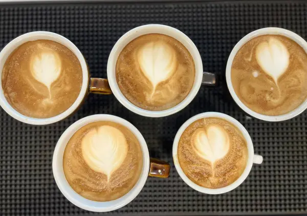 Kaffeetassen Mit Latte Art Auf Dem Schwarzen Tisch — Stockfoto
