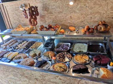 Kahve tezgahında değişik kahve ve tatlı çeşitleri var..