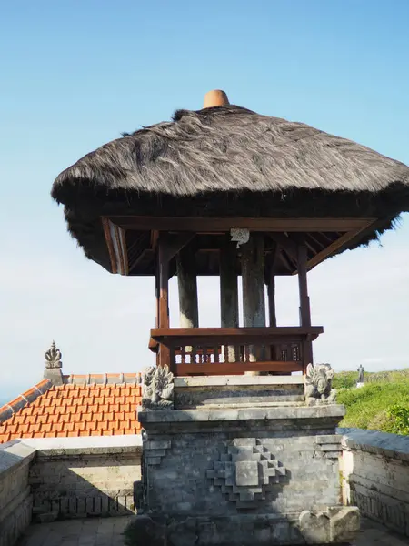 Endonezya, Bali 'de bir tepenin üstündeki Pavilion.