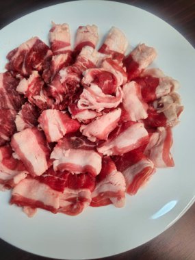 Pişirmek için kemikli çiğ domuz eti, üst manzara..