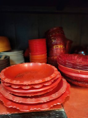 Bir dükkanın tezgahında seramik tabaklar ve kaseler.