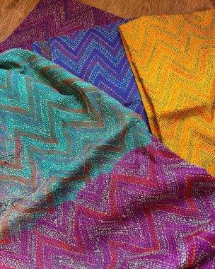 Ahşap zeminde renkli bir peştamal. Kapat..