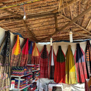 Canlı ipekler ve renkli tasarımlar geleneksel bir Tayland giyim mağazasını dolduruyor.