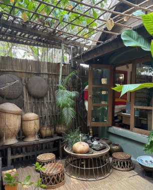 Bambu ve rattan mobilyalı tropik bahçe, Tayland.