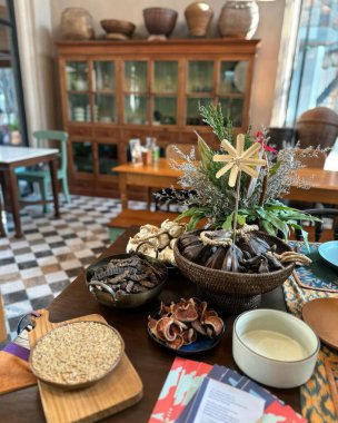 Lokantada tabaklar ve tabaklar masanın üstünde.