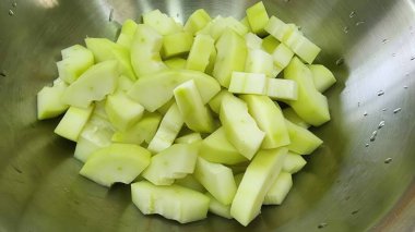 Taze yeşil kabak parçaları yemek için hazır. Salatalar, mezeler ve sağlıklı atıştırmalıklar için mükemmel. Yemek hazırlama ve besleyici tarifler için ideal.