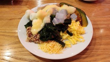 Taze ıspanak, erimiş peynir ve kabak gibi besleyici malzemelerle dolu canlı bir tabak, sağlıklı bir yemek için mükemmel..