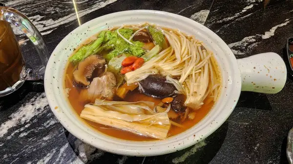 Sıcak bir günde sıcak ve konforlu beslenmek için ideal taze sebze ve taze et içeren canlı bir kase bitkisel çorba. Gurme yemek için mükemmel.!