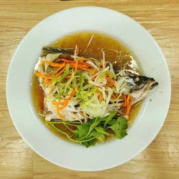 Taze sebzeler ve aromatik et suyu içeren güzel bir tabakta lezzet, aşçılar ve yemek severler için mükemmel..