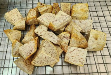 Çiğ Taro Küpleri Metal Soğutma Rafında