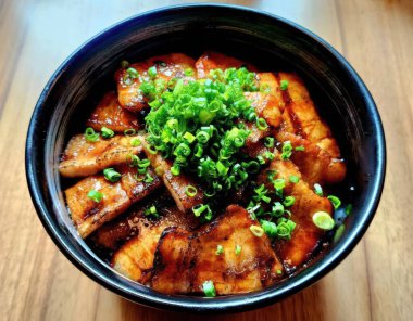 Lezzetli Teriyaki Domuz Pirinç Kasesi Yeşil Soğanlı