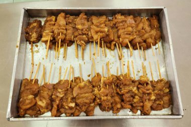 Satay için çiğ marine edilmiş domuz eti, ızgaraya hazır.