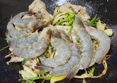 Tavuklu karides ve sebzeli gofret.