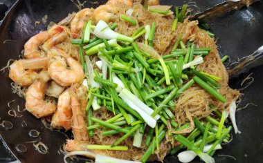 Vermicelli ve Yeşil Soğanlı Karıştırılmış Karides