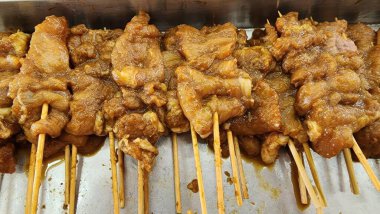 Geleneksel Tayland usulü marine edilmiş domuz şişi.