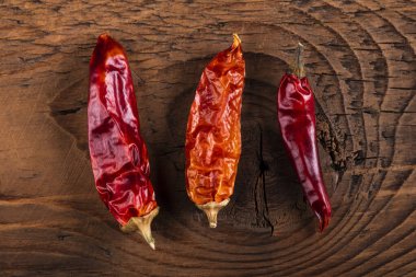 Yakın çekim, üç acı biber, kırsal ahşap arka planda.