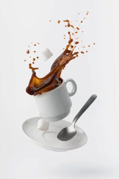 Каву Наливають Плаваючої Чашки Чайною Ложкою Цукровими Кубиками Ізольовано Білому — стокове фото