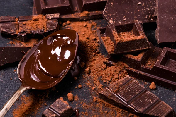 前景光明 在黑暗的环境中 可可粉 黑巧克力和融化的巧克力 — 图库照片
