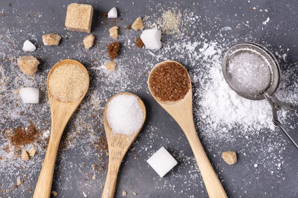 调味糖和粉末状糖在灰色背景下的不同类型 — 图库照片