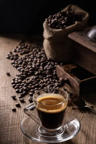 Arka Planda Kahve Çekirdekleri Kahve Planda Cam Bardakta Bir Espresso — Stok fotoğraf