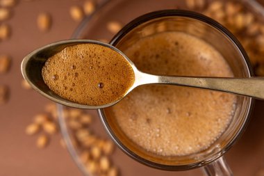 Bir fincan kremalı arpa kahvesi.