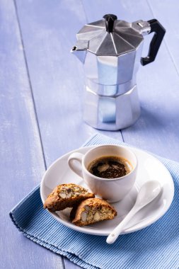 Bisküvilerle kahvaltı ve bir fincan ev yapımı kahve.