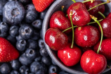 Çerçevenin tamamında, yukarıdan bakıldığında, kirazlı, yaban mersinli ve çilekli makro fotoğrafçılık