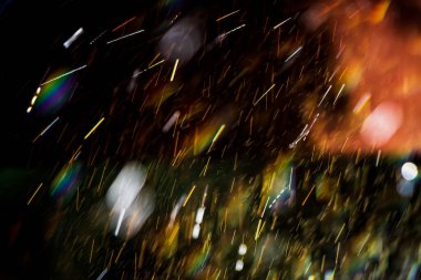 Güneş ışığında canlı bir gökkuşağıyla serpilen tatlı suyun yakın çekimi. Özet, arkaplan, yüzey.