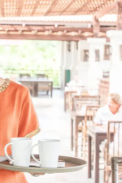Крупним Планом Азіатська Дівчина Офіціантка Стоїть Ресторані Під Відкритим Небом Стокове Фото